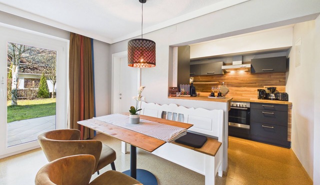 Garden Oasis family suite: ground floor with garden & private beach,cabin, jetty in Ossiach