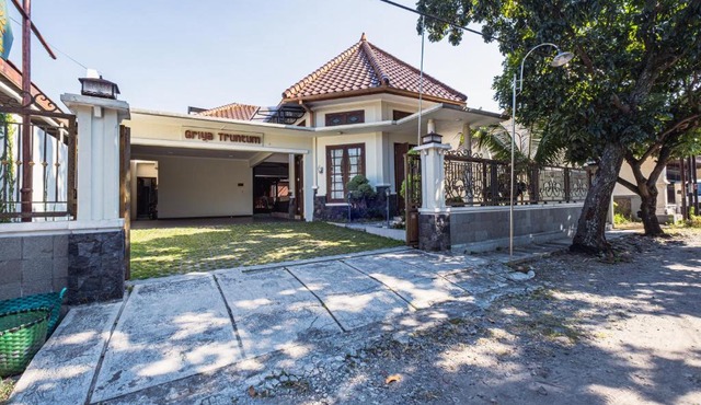 Griya Truntum Sharia Guesthouse in Lawean
