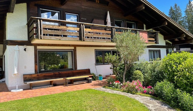 Holiday Apartment Fewo 1 am Auweg with Mountain View, Shared Garden & Wi-Fi in Hirschegg