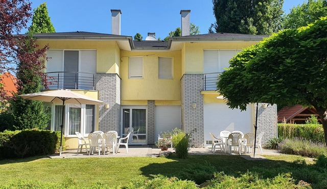 Holiday home only 80 m from private beach, with a small boat and air conditioning in Szántód