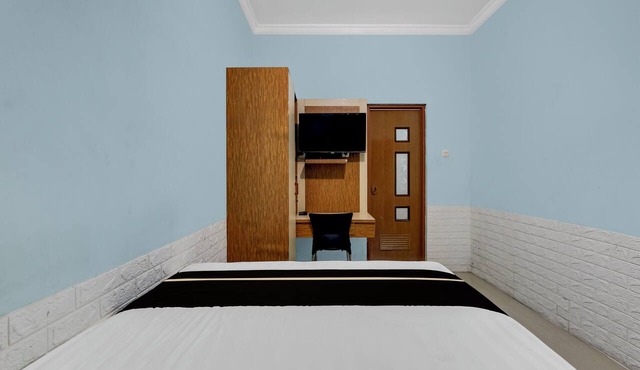 Hotel O near UGM formerly Bayang Brothers Guest House in Depok
