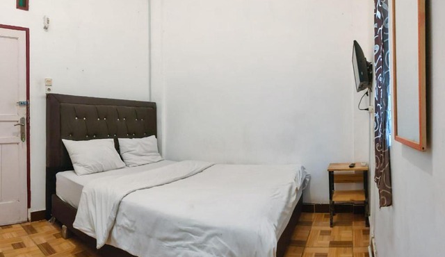 Johje Guest House Medan Mitra RedDoorz in Medan