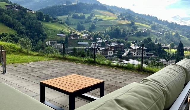 Lovely apartment within walking distance of the ski bus stop and the Jausern descent in Saalbach Hinterglemm