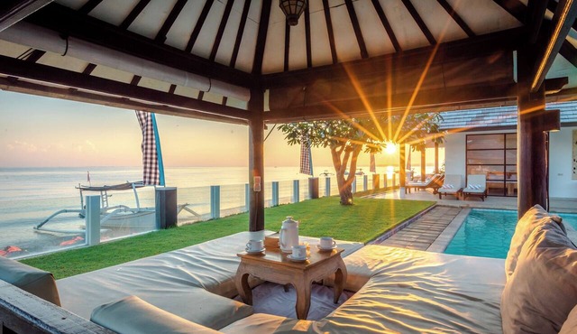 Luxury 6BR Beachfront Villa with Private Pool! in Dencarik