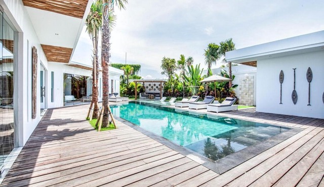 Luxury 6BR Villa, Canggu, 400m to Finns Beach