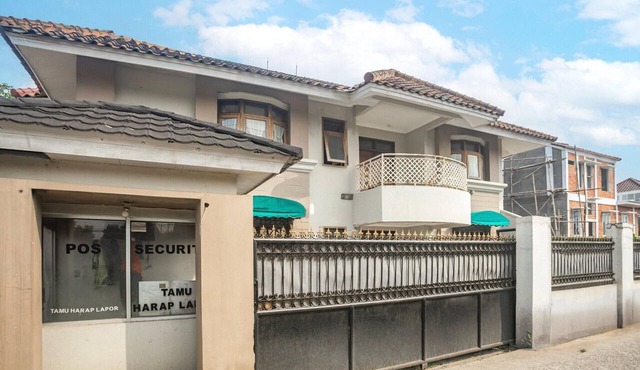 Luxury Deluxe DBL Retreat W/Free WiFi and Parking in Bogor