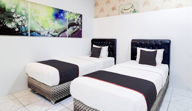 Luxury Twin Comfort Stay with Free WiFi in Padang