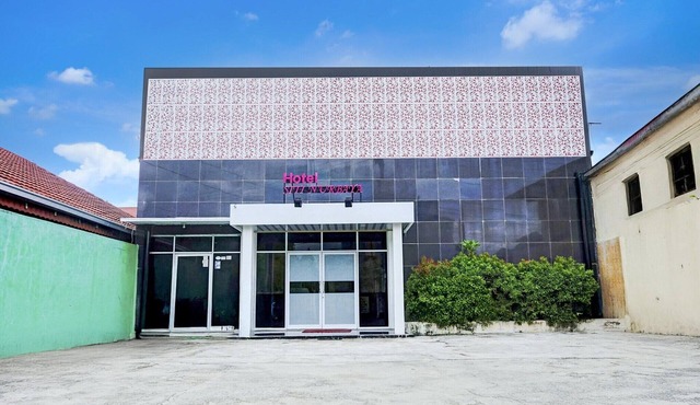 Luxury Twin Comfort Stay with Parking Access in Padang