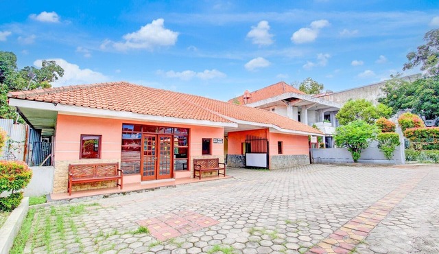 Luxury Twin Stay with Free WiFi and Parking in Pekalongan