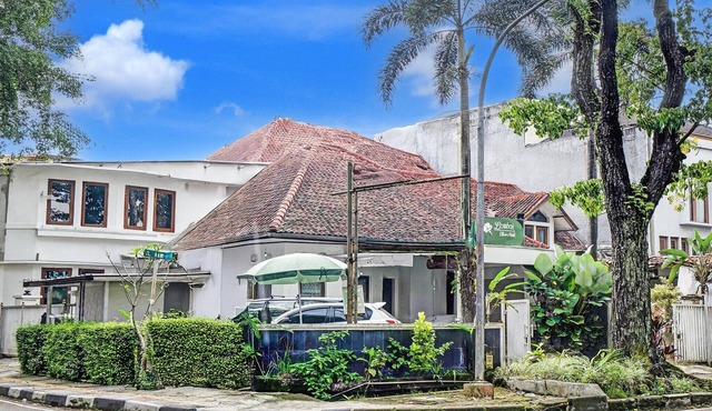 Luxury Twin Stay with Free WiFi and Parking in Bandung
