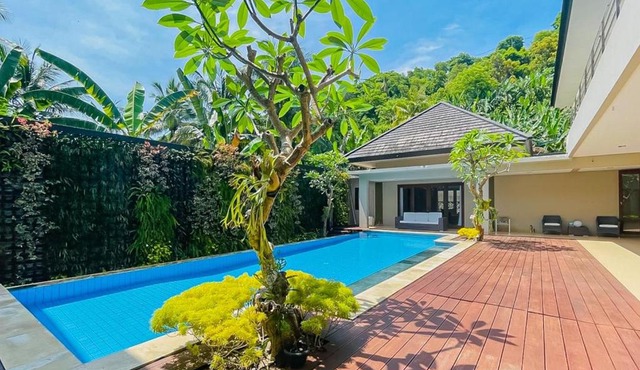 Merbau Luxurious Villa Senggigi by The Lavana - 5 Bedroom Villa in Mataram