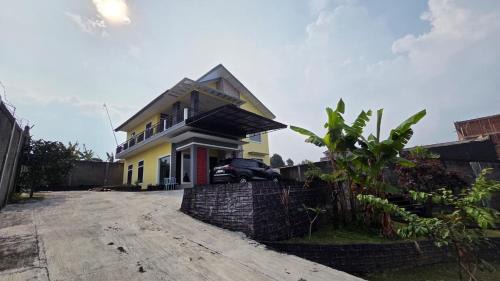 Mroom Villa Cipanas in Pacet