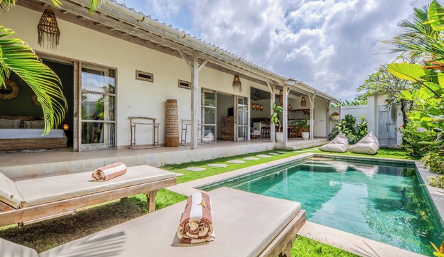New Villa Misha Modern 2BR Pool with Tropical Garden Near Seminyak in Badung