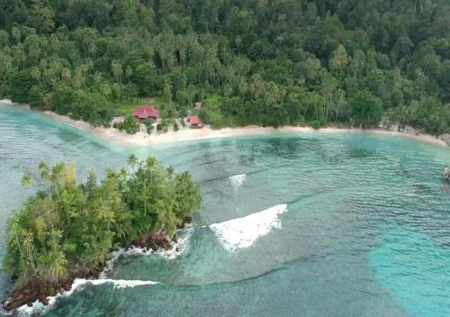 Nusa Nalan Beach Resort in Rumah Olat