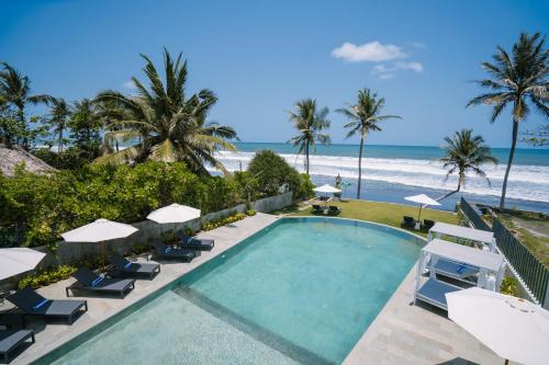 Nyuh Lengkong Beachfront Villa with Kitchen near Tanah Lot in Tabanan