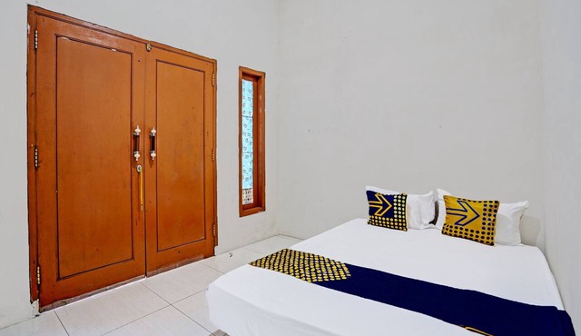 OYO LIFE 92077 Tarlo Guest House 3 in Surabaya