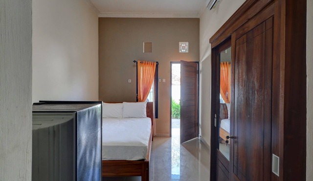 OYO Life 92838 Kost Ibu Surya