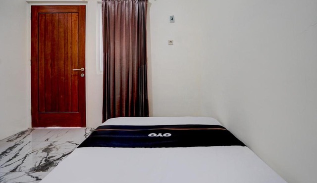 OYO Madani Guest House Syariah in Dinoyo