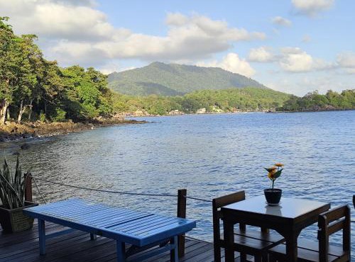 Pele's Place Coral Reef Bungalows & Café Maman