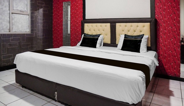 Premium Indonesia Suite Double w/Free WiFi in Padang