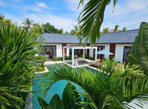 Private Villa with 60 m2 Infinity Pool 70m from Beach West Bali in Penginuman