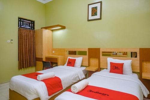 RedDoorz at Shabrina Homestay Syariah Maguwo in Yogyakarta