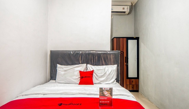 RedDoorz near Graha Cijantung Mall