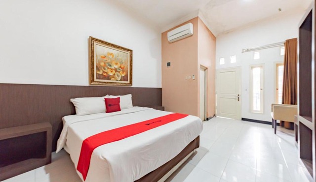 RedDoorz near Kejaksan Station Cirebon in North Cirebon