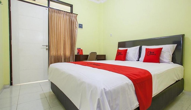 RedDoorz near Petra University 2 in Surabaya
