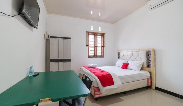 RedDoorz near Terminal Bubulak Bogor in Bogor