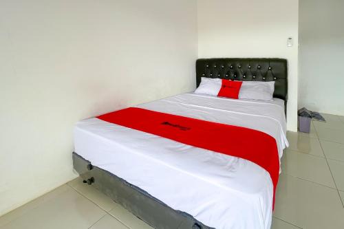 RedDoorz Plus at Erbysa 4 Pantai Sayang Heulang Pamengpeuk Garut in Cilauteureun