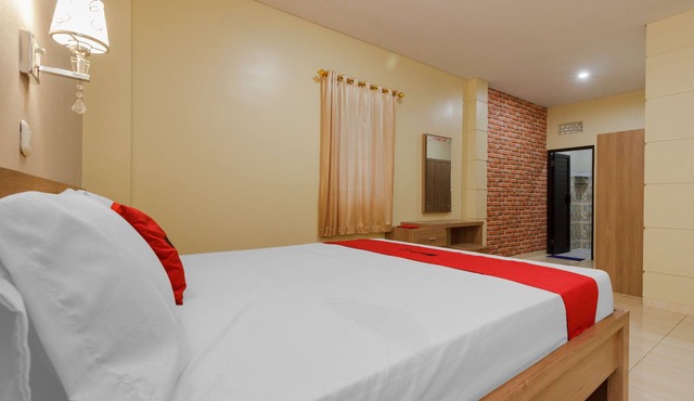RedDoorz Plus near Pantai Malalayang Manado