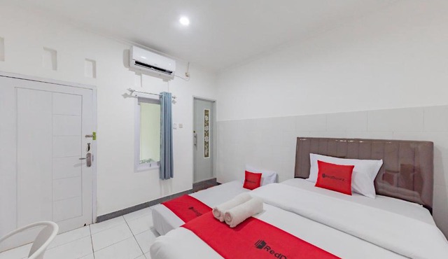 RedDoorz Syariah near Alun Alun Ciledug Cirebon in Cirebon