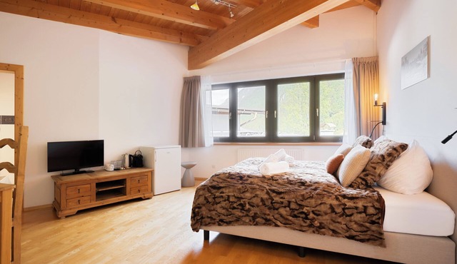 Relax in the Premium Room of Leutasch Retreat: extra space, bath and shower, ideal for active summers and winters in Tyrol. in Leutasch