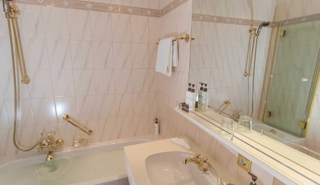 Single Room with Balcony - Hotel Kristberg in Lech