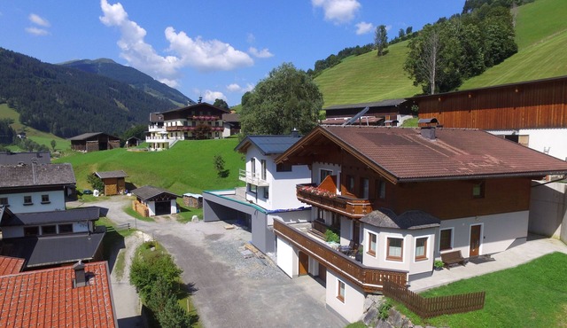 Spacious apartment with balcony and views in Saalbach-Hinterglemm