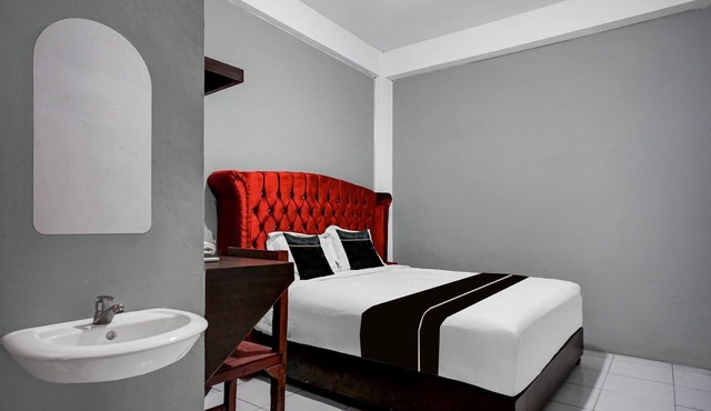 Spacious Deluxe Double Near Ring Road City Walks in Medan