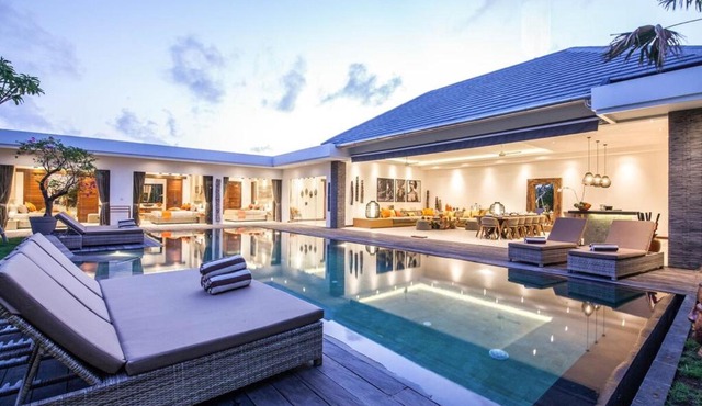 Splendid 6BR Villa, Just 400m to Finns Beach