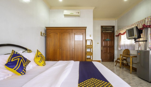 SPOT ON 1896 Hotel Mahkota Pantai