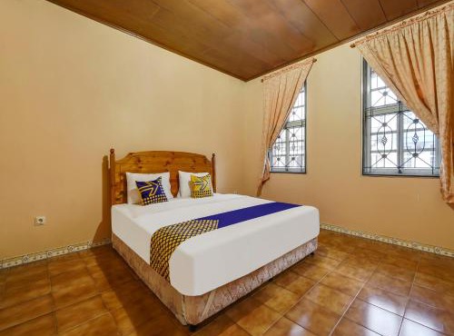 SPOT ON 91107 Villa Galaxy Resort in Cikundul