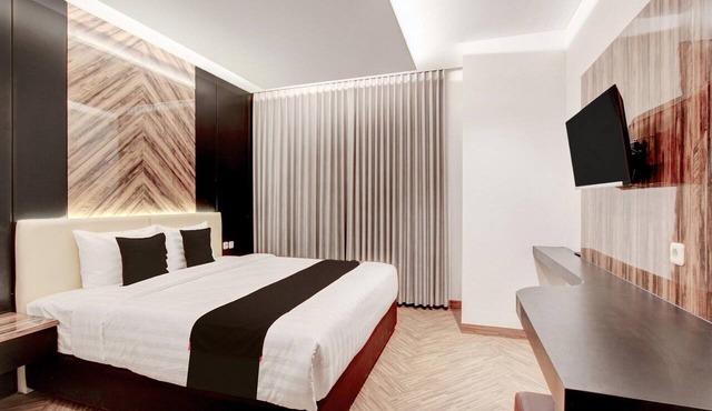 Stylish DBL Suite Escape W/Free WiFi and Parking in Semarang