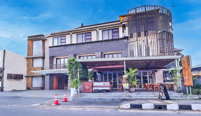 Stylish Twin Stay with Free WiFi Parking and Pool