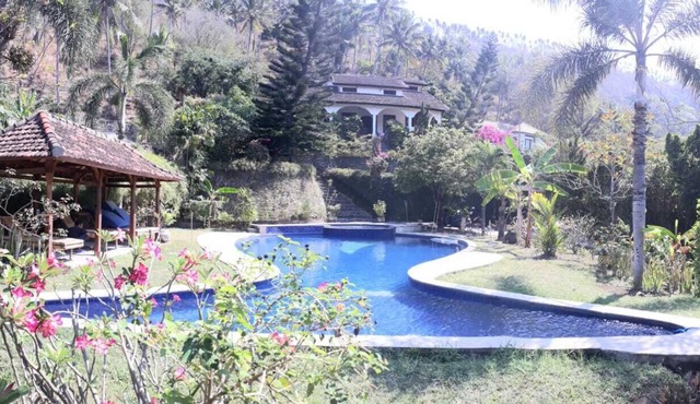 Sunset villa Lombok, family villa with private pool and full staff.