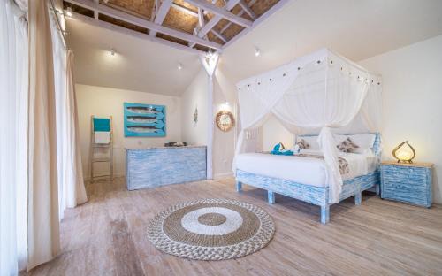 Surfer - Single Room Bungalow with Queen Bed, Working Desk, Shower, FREE Access to Pool and Gym, Onsite SPA, Car-Bike-ATV Rental, Diving and Fishing in Lakahembi