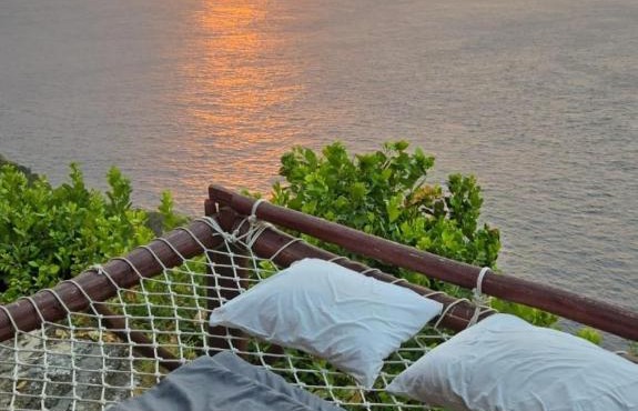 Suwehan Beach Cliff House with Hammock in Nusa Penida