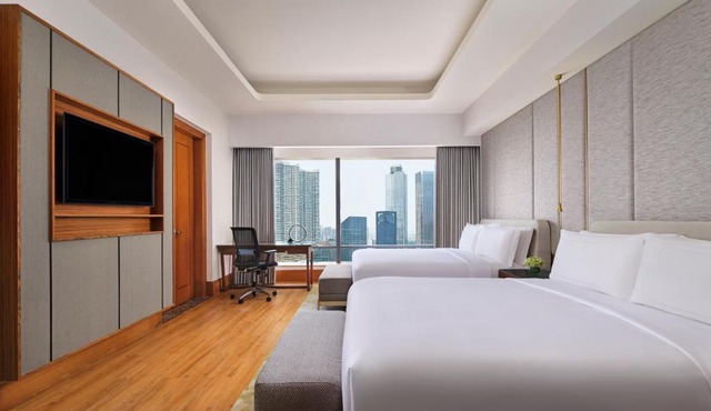 The Ritz-Carlton Jakarta, Mega Kuningan