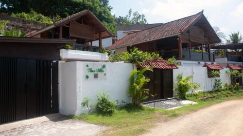 Thea Villa - 3 Bedrooms in Kuta Lombok