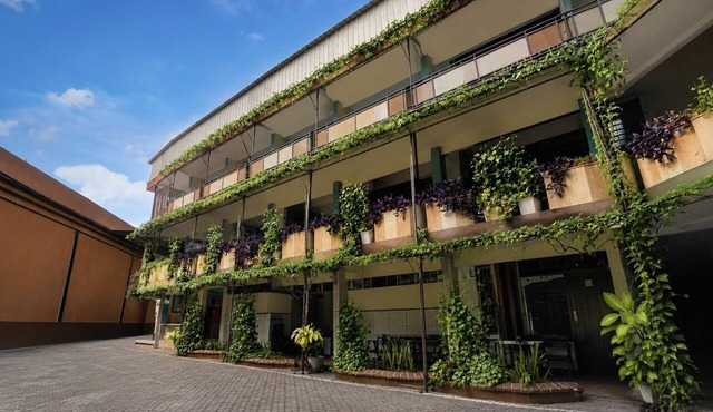 Townhouse Oak Hotel Lestari in Kaliwates
