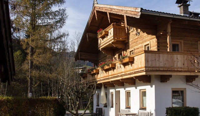 Traditional 300yr old Tyrolean Chalet with Wellness & Billiards: 250m to skilift in Tirol