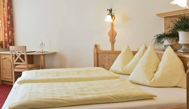Triple room with shower, WC "Gasteinerblick" - Untermüllnergut, country hotel in Maierhofen